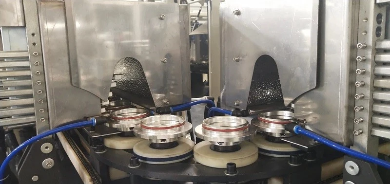 Two-CavitiesPet-Bottle-Blow-Moulding-Machine